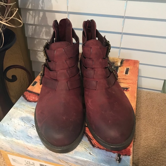 Like New Bella Vita Burgundy Leather Bootie - Picture 7 of 13